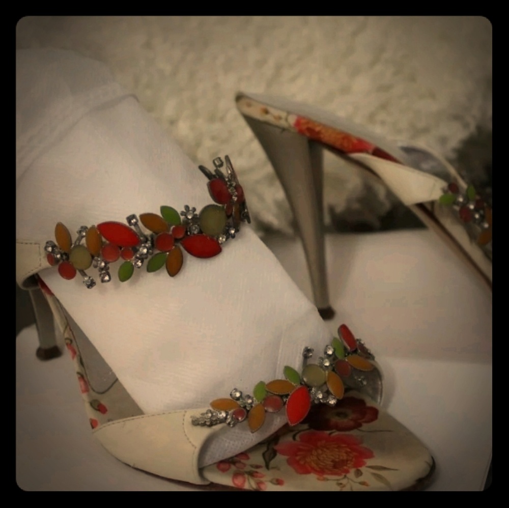 Beautiful VICINI flower jewels mule high heels